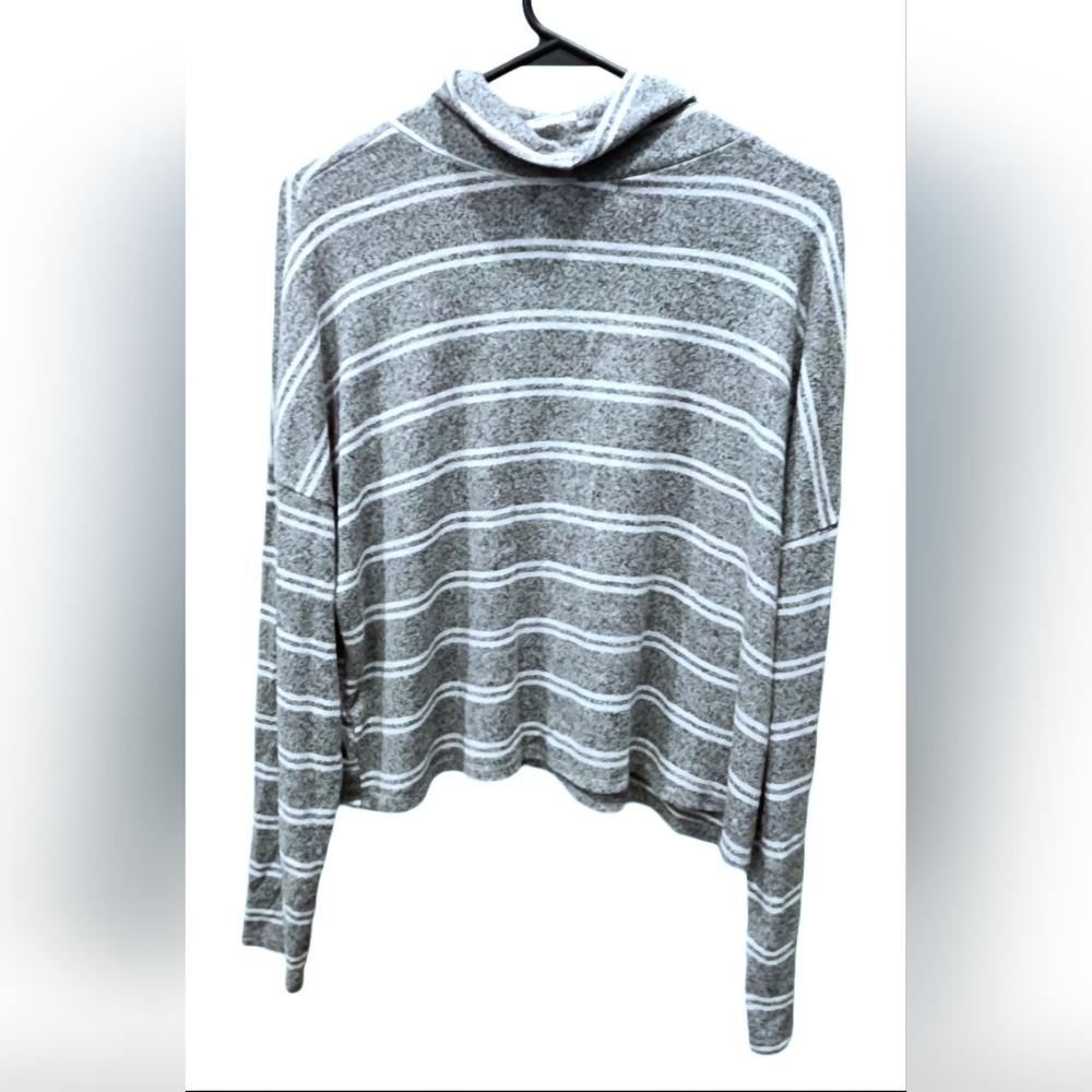 Oversized cropped grey white turtleneck super soft long sleeve, size L